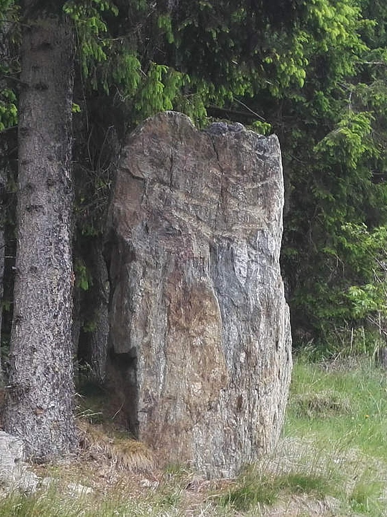 Spiritualität im Alltag - keltische Steinstele am Waldrand für die innere Ruhe der Druidin