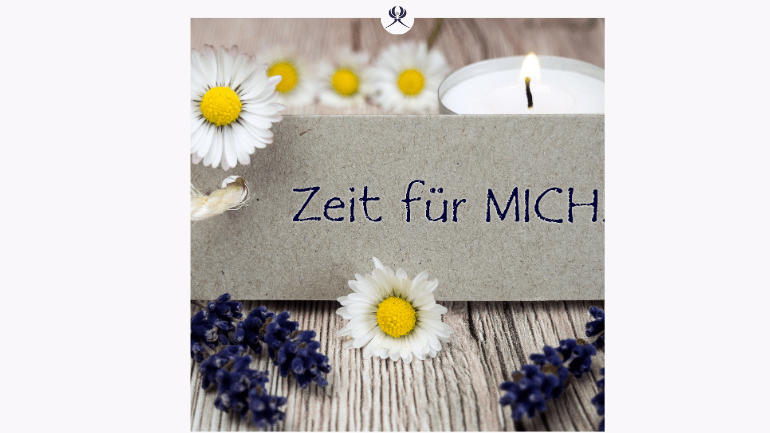 Mehr Zeit für mich - Schrifttafel mit Blumen und Kerze